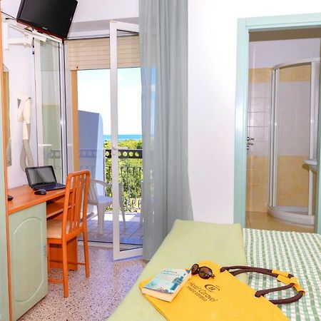 Hotel Caravel B&B Misano Adriatico Exteriör bild