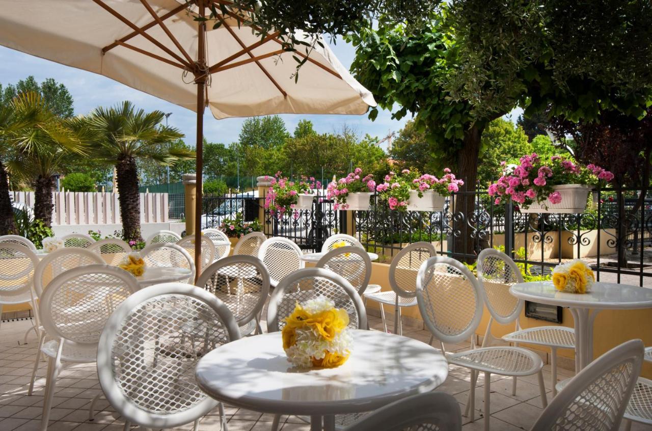 Hotel Caravel B&B Misano Adriatico Exteriör bild