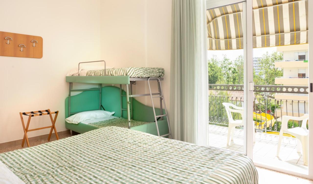 Hotel Caravel B&B Misano Adriatico Exteriör bild