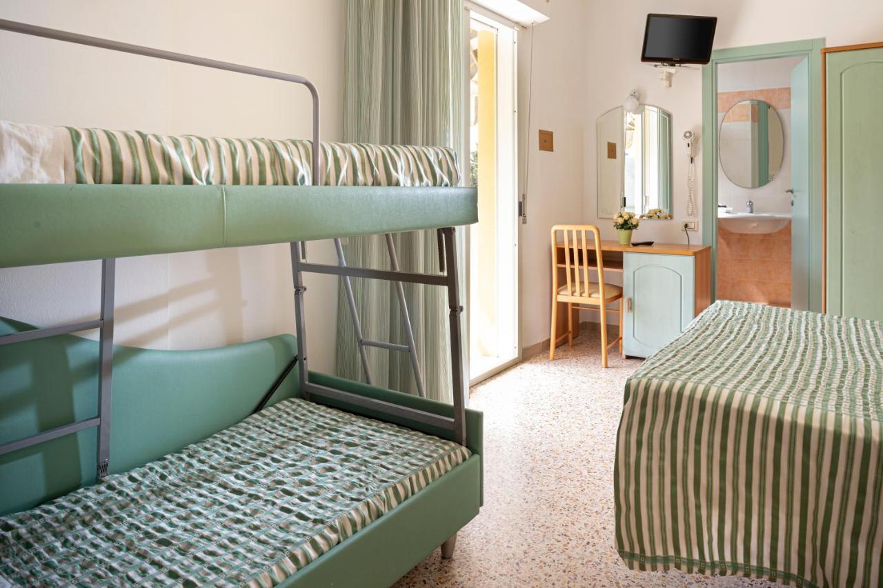 Hotel Caravel B&B Misano Adriatico Exteriör bild