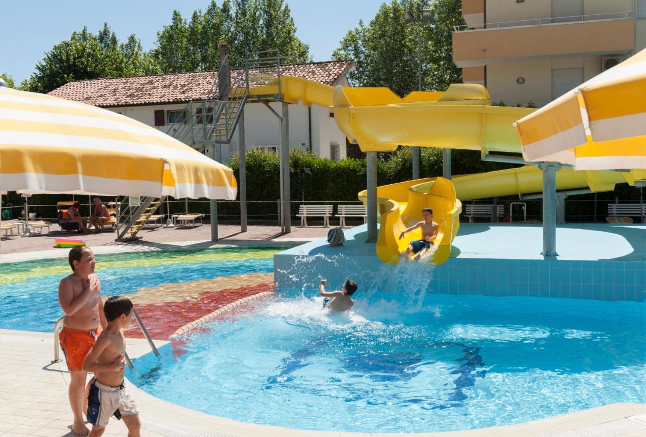 Hotel Caravel B&B Misano Adriatico Exteriör bild