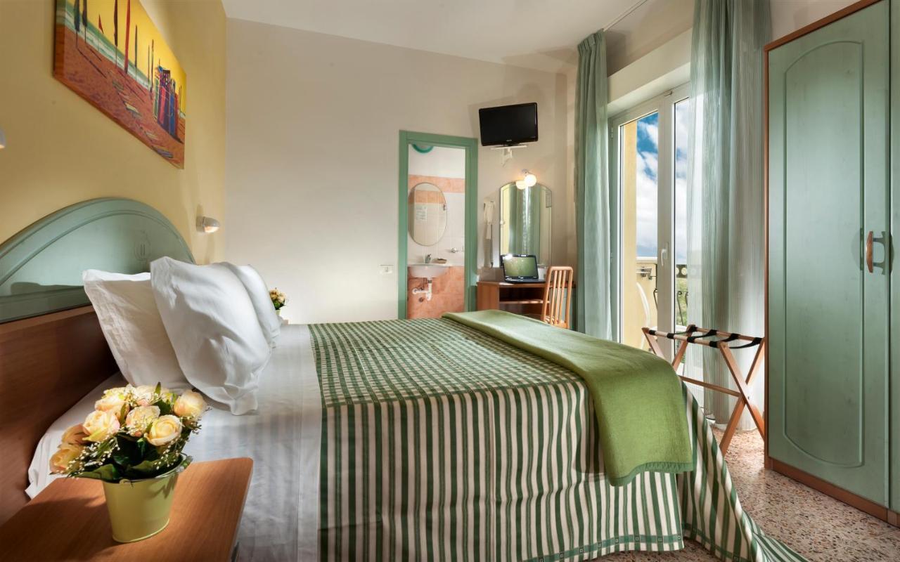 Hotel Caravel B&B Misano Adriatico Exteriör bild