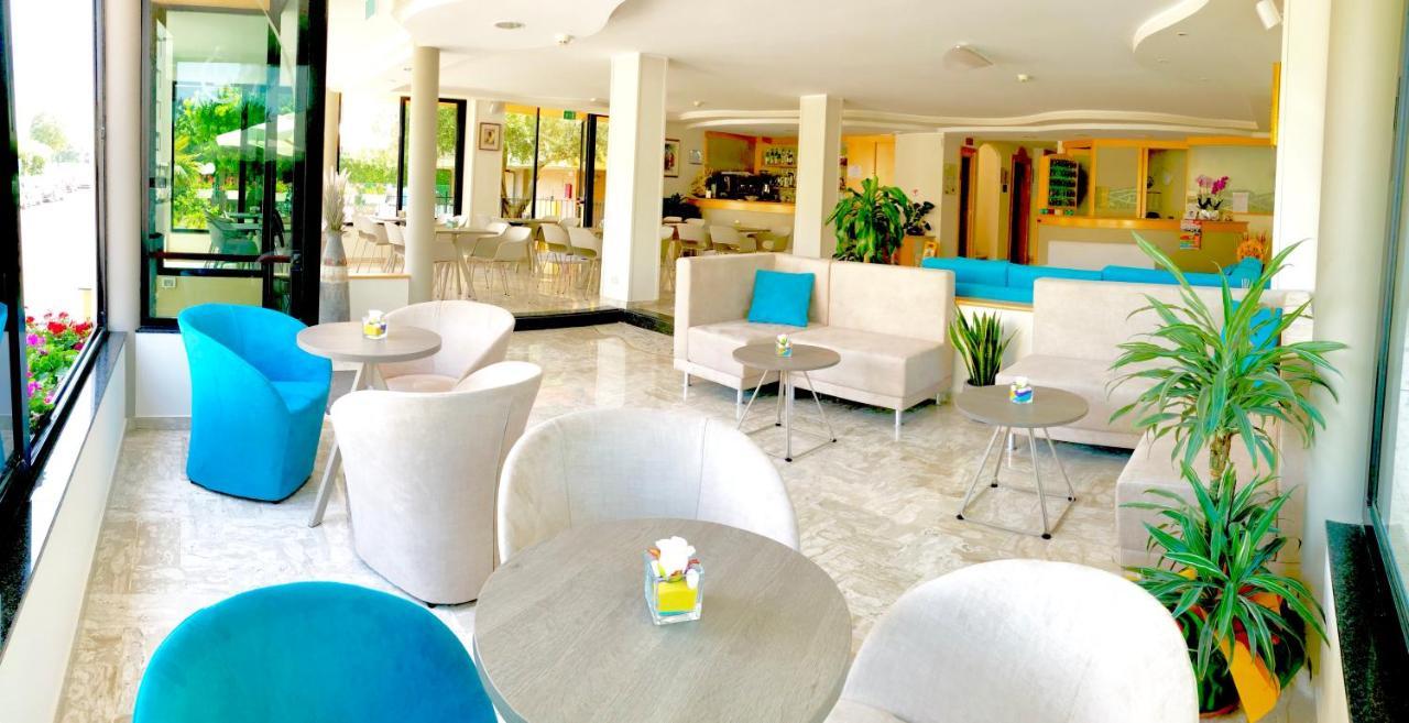Hotel Caravel B&B Misano Adriatico Exteriör bild