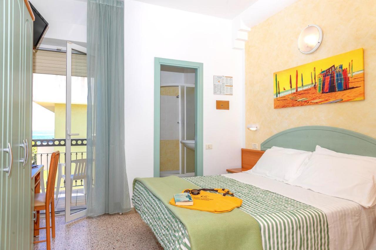 Hotel Caravel B&B Misano Adriatico Exteriör bild