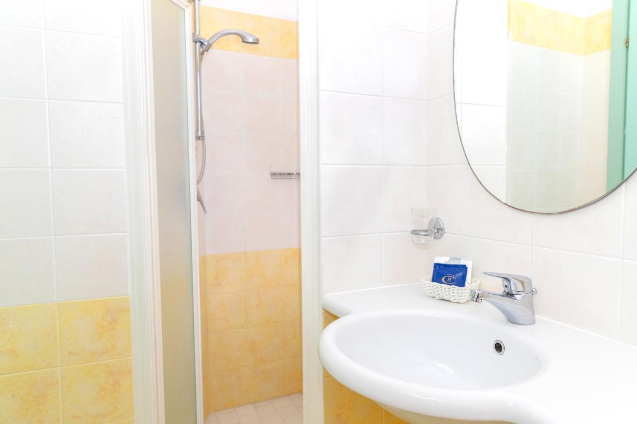 Hotel Caravel B&B Misano Adriatico Exteriör bild