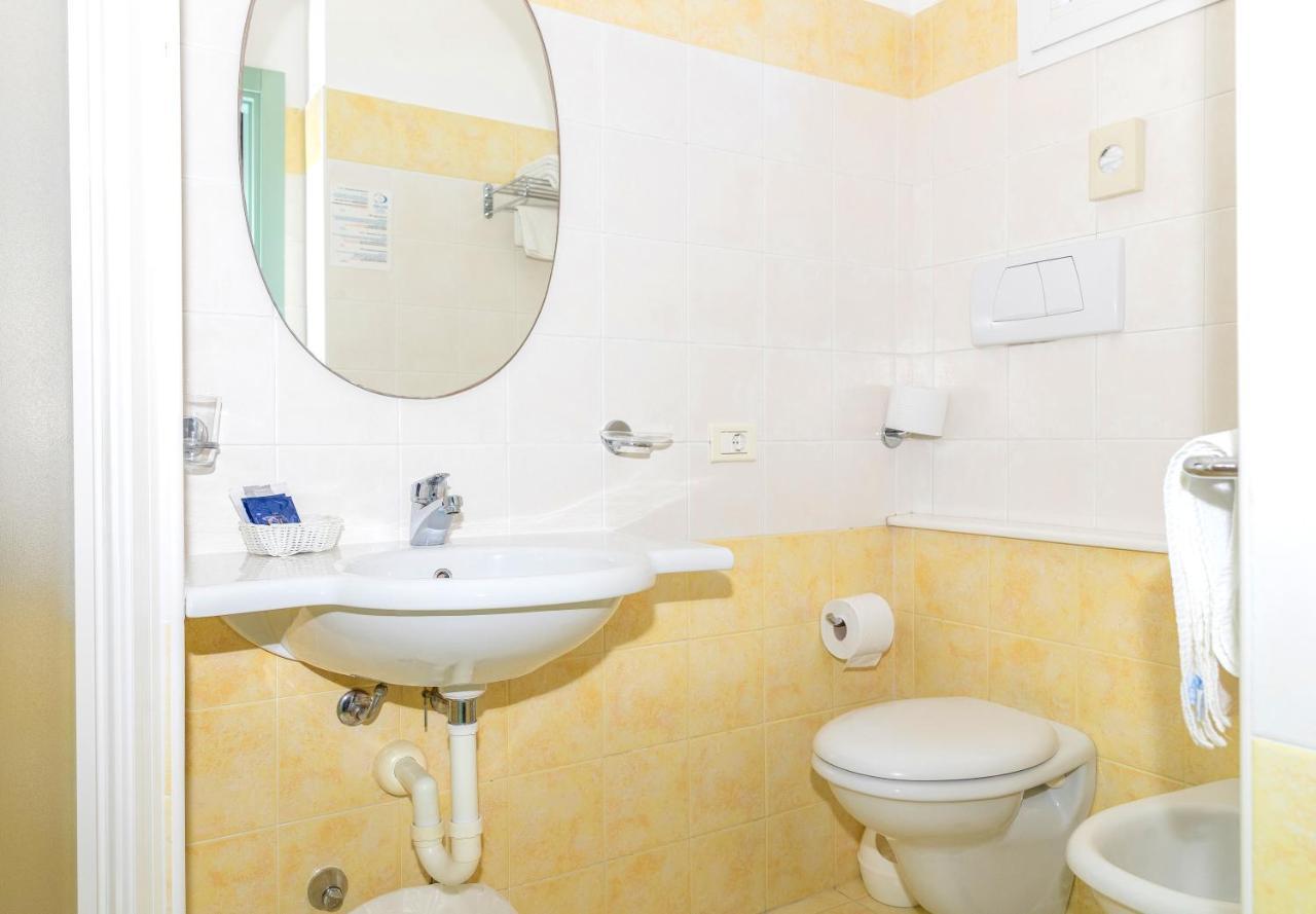 Hotel Caravel B&B Misano Adriatico Exteriör bild