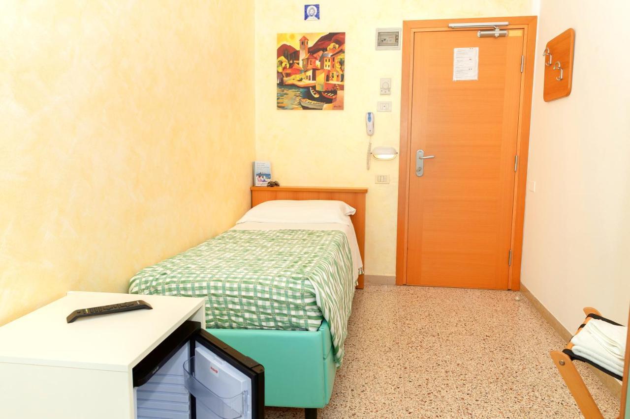 Hotel Caravel B&B Misano Adriatico Exteriör bild