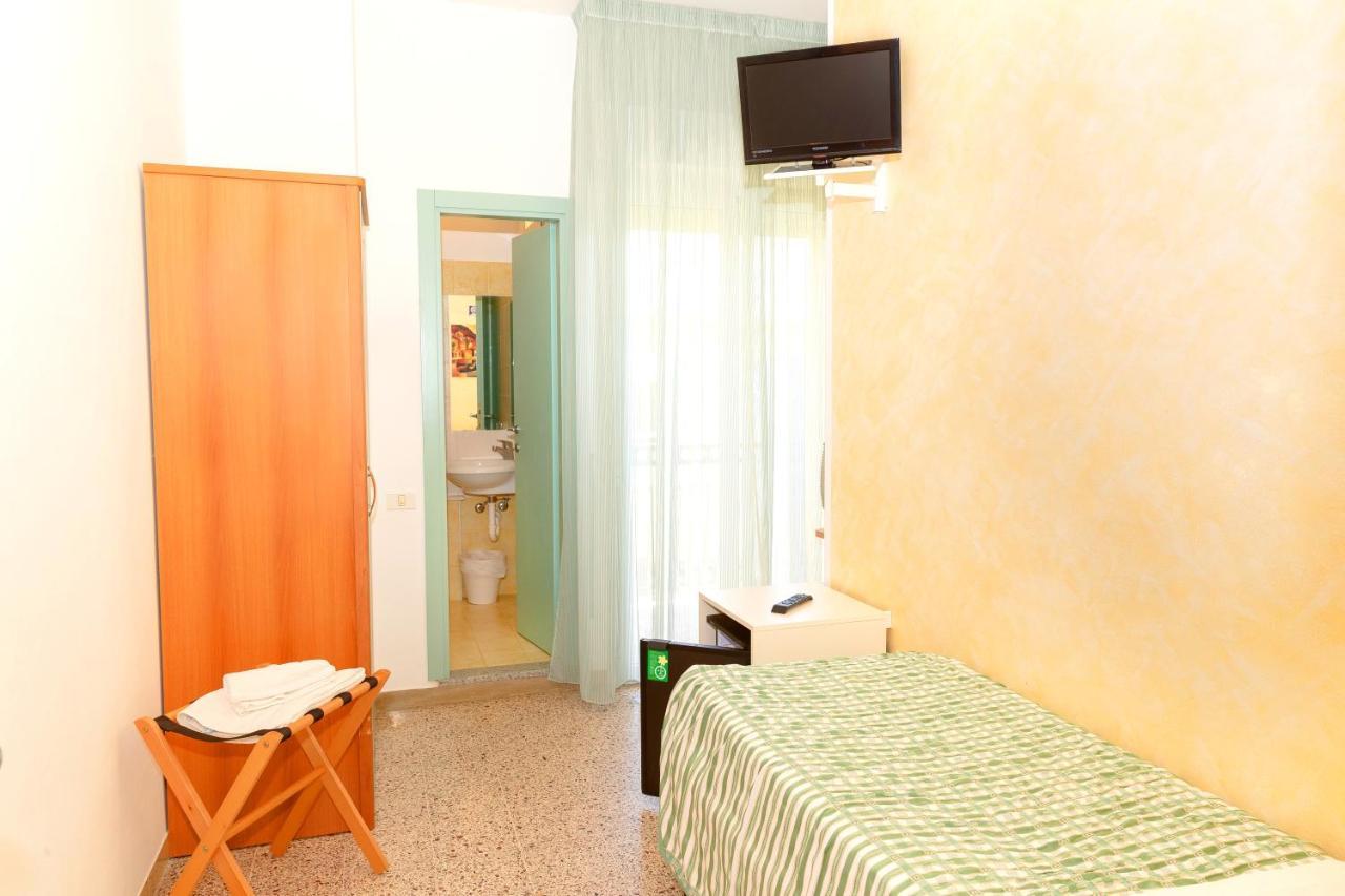 Hotel Caravel B&B Misano Adriatico Exteriör bild