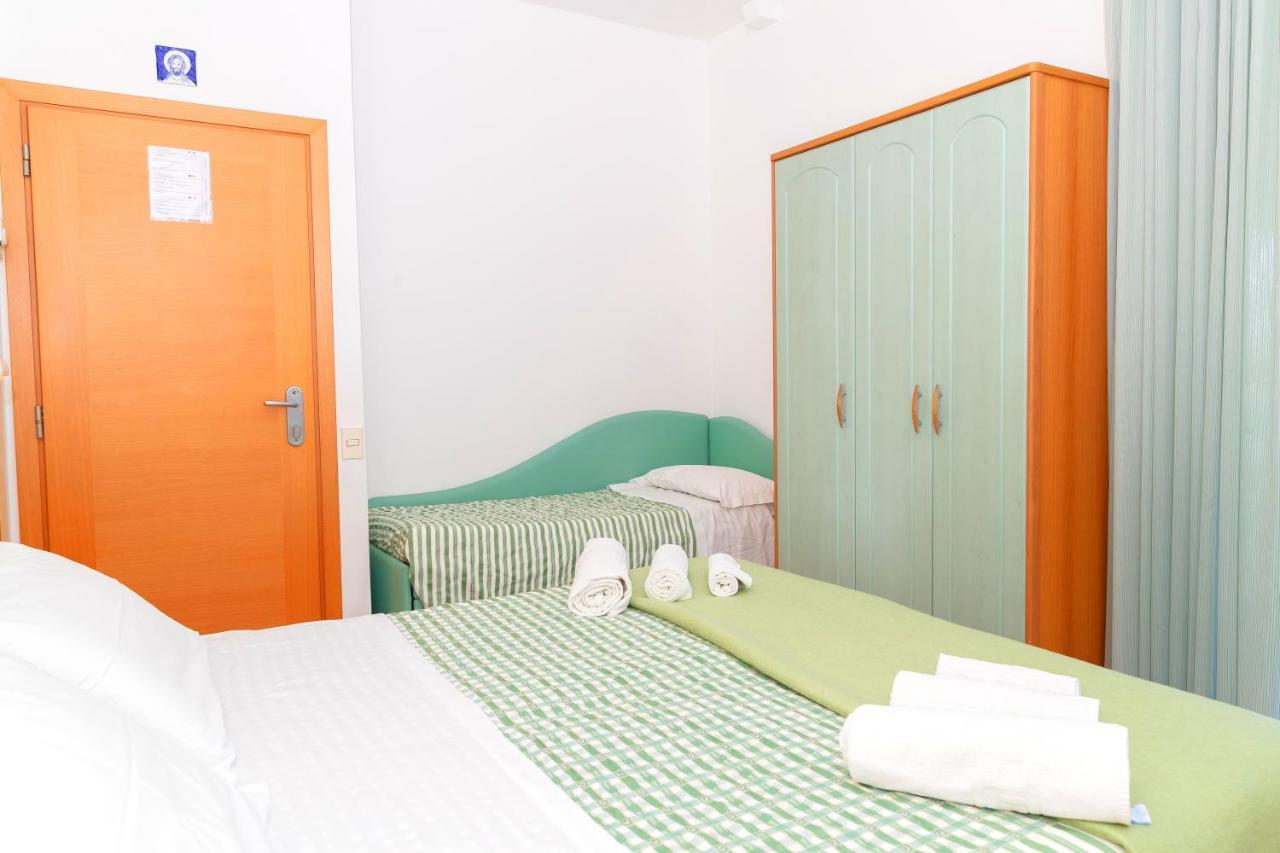 Hotel Caravel B&B Misano Adriatico Exteriör bild