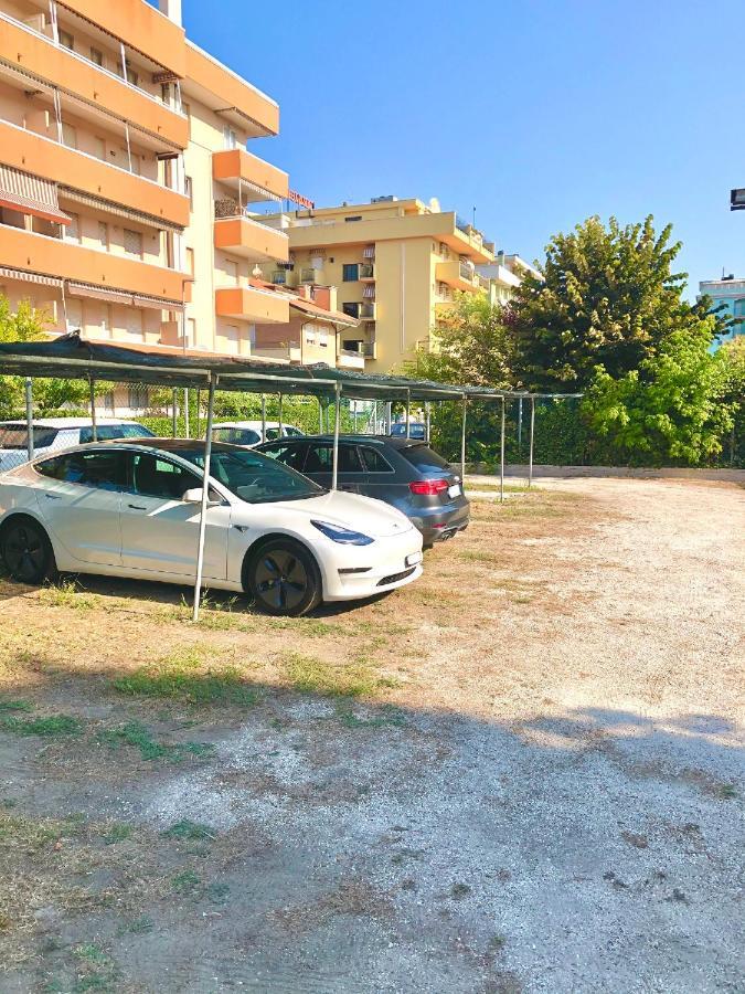 Hotel Caravel B&B Misano Adriatico Exteriör bild