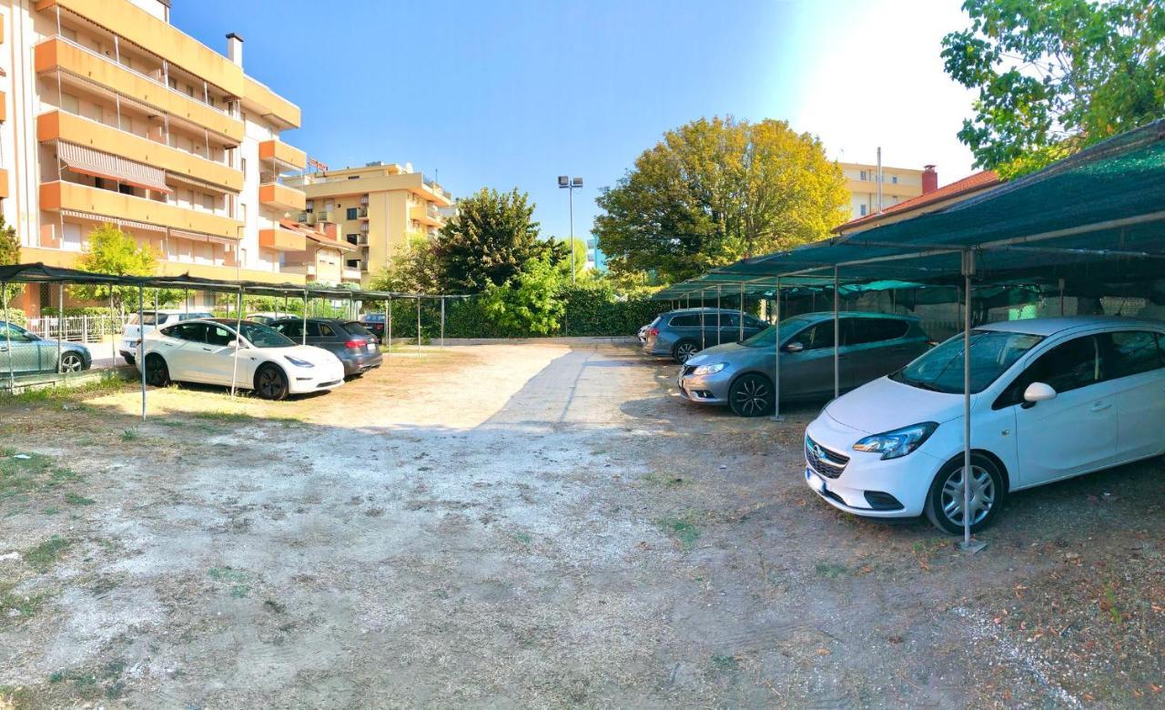 Hotel Caravel B&B Misano Adriatico Exteriör bild