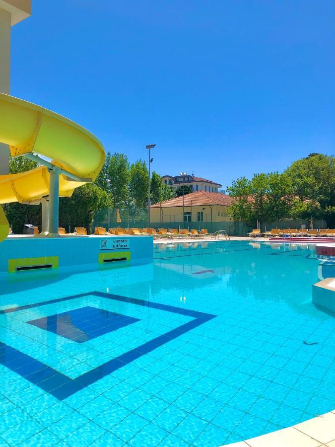 Hotel Caravel B&B Misano Adriatico Exteriör bild