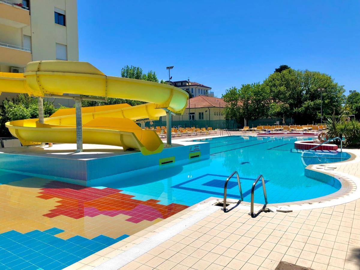 Hotel Caravel B&B Misano Adriatico Exteriör bild