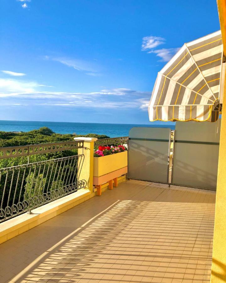 Hotel Caravel B&B Misano Adriatico Exteriör bild