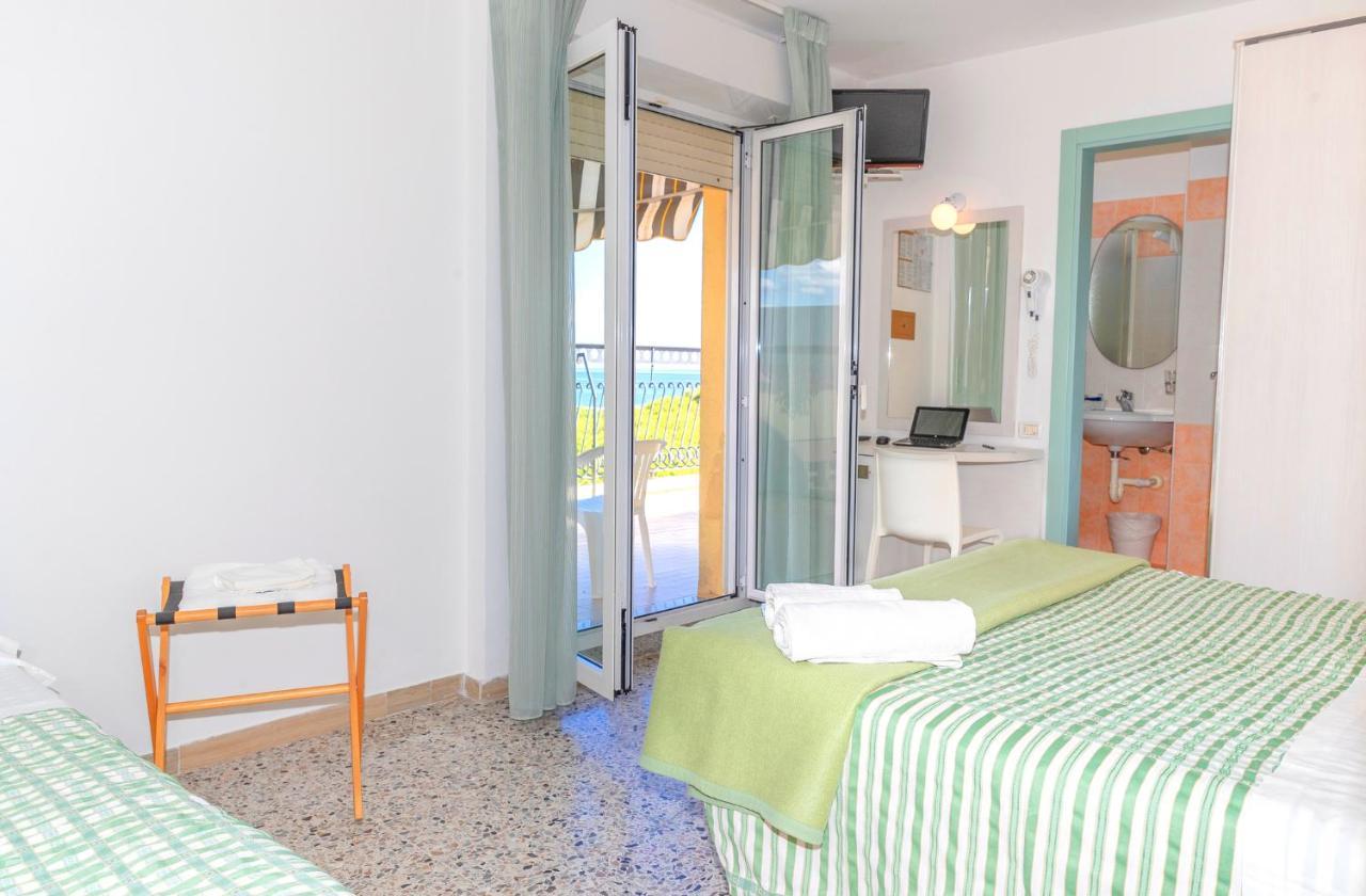 Hotel Caravel B&B Misano Adriatico Exteriör bild