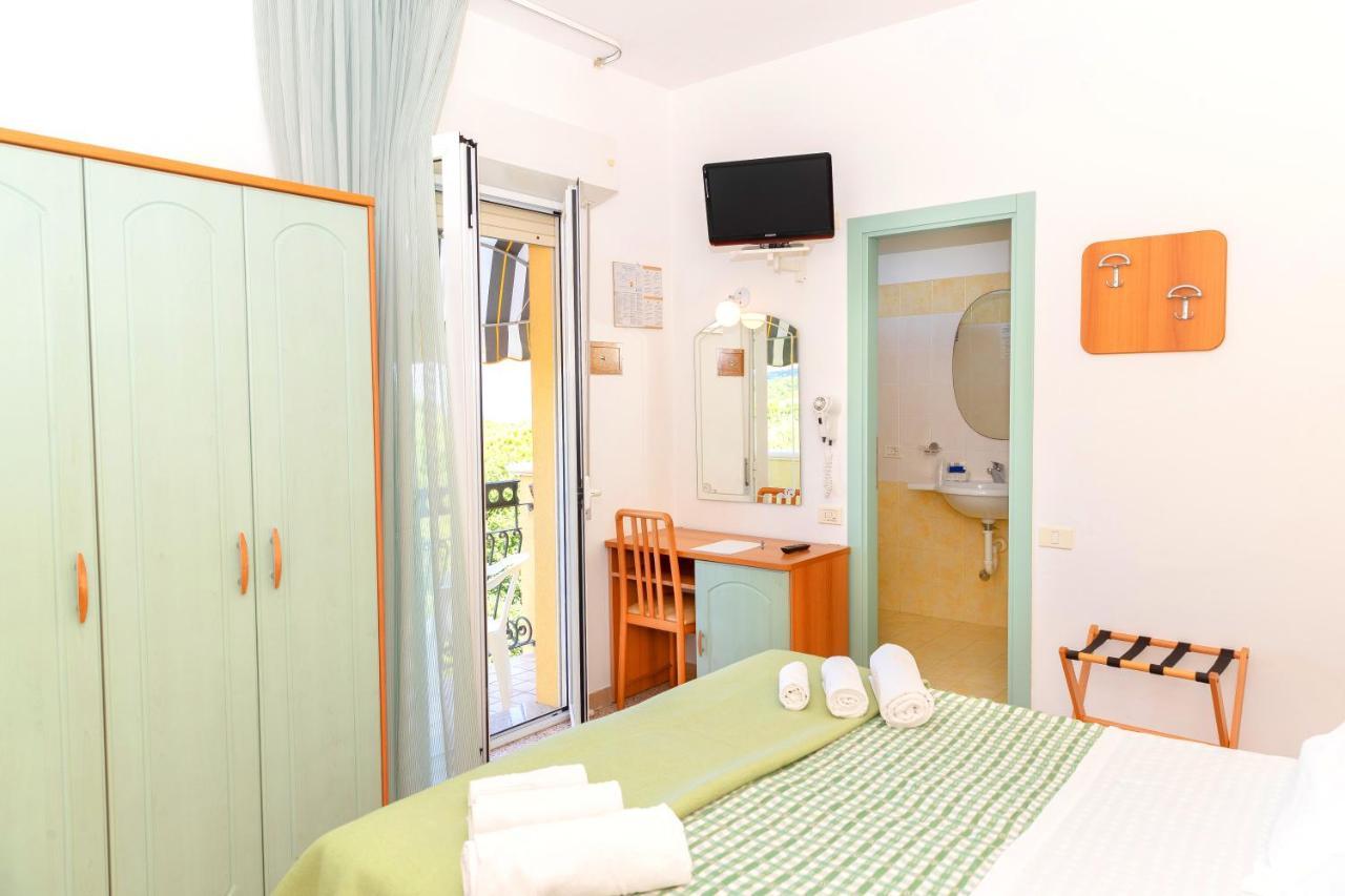 Hotel Caravel B&B Misano Adriatico Exteriör bild