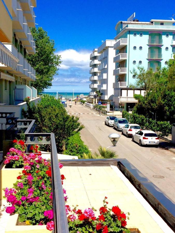 Hotel Caravel B&B Misano Adriatico Exteriör bild