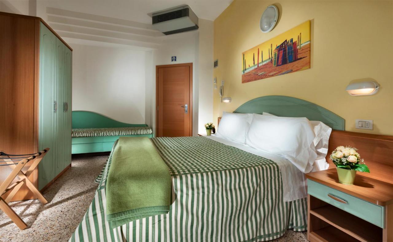 Hotel Caravel B&B Misano Adriatico Exteriör bild