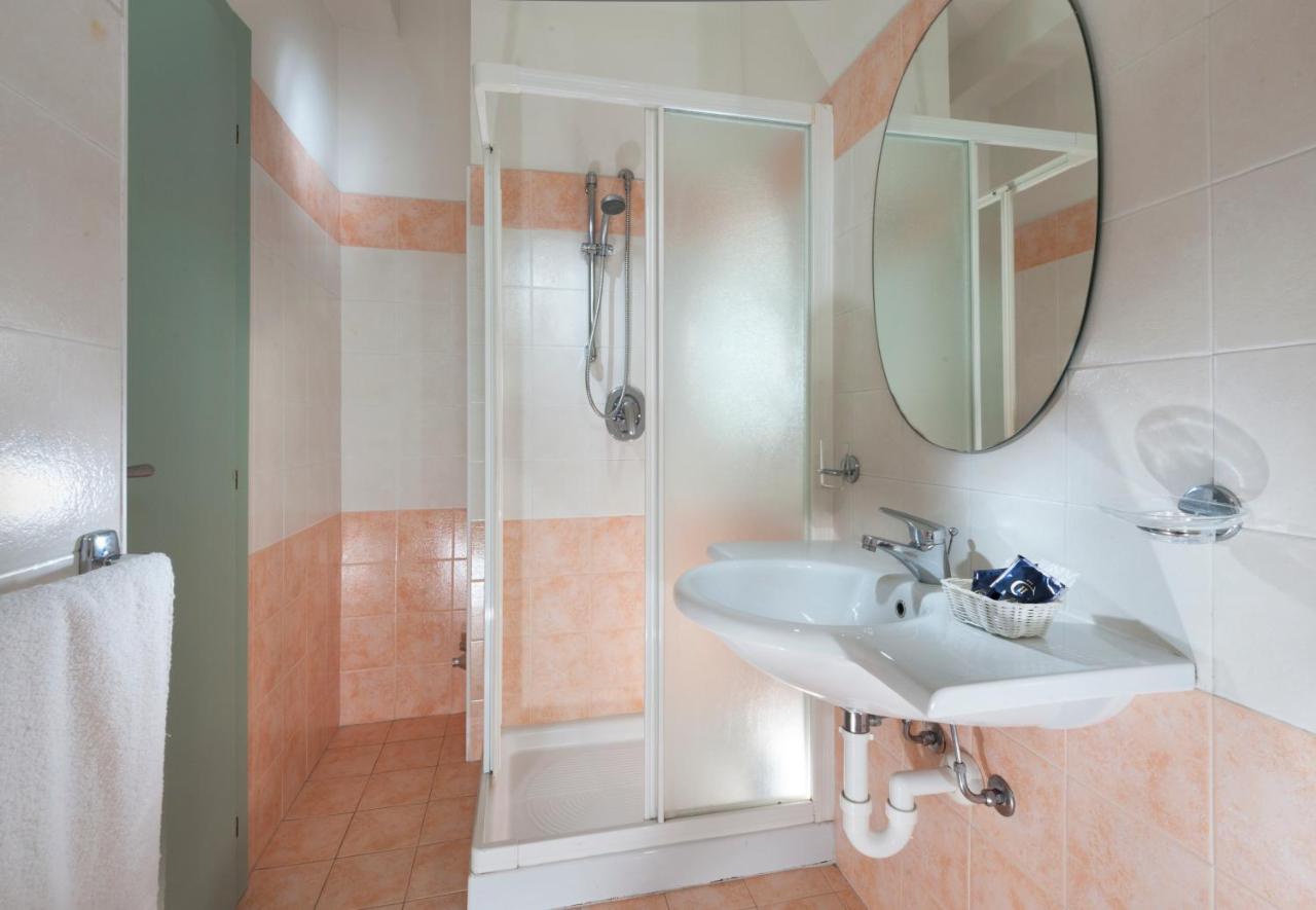 Hotel Caravel B&B Misano Adriatico Exteriör bild